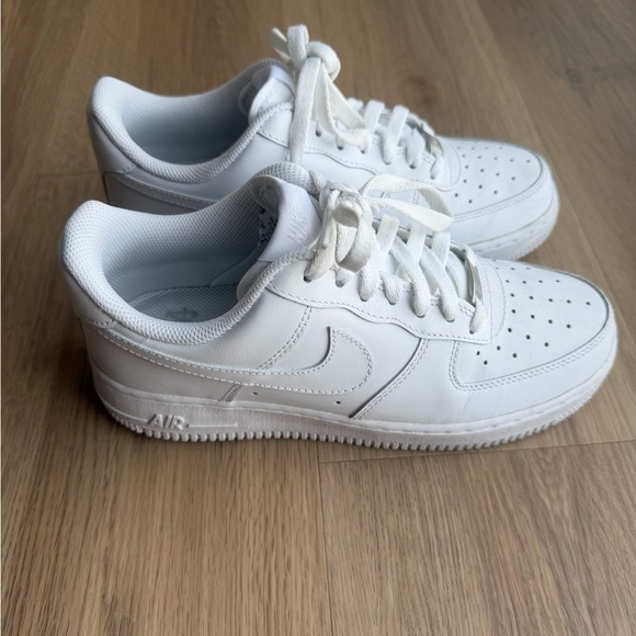 Women Size 8 White Air Force 1s Sneakers - Picture 2 of 16